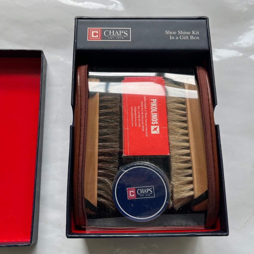 Chaps Shoe Shine Kit in Gift Box 2 Brushes Scrubber Polish Zip Bag New Opened